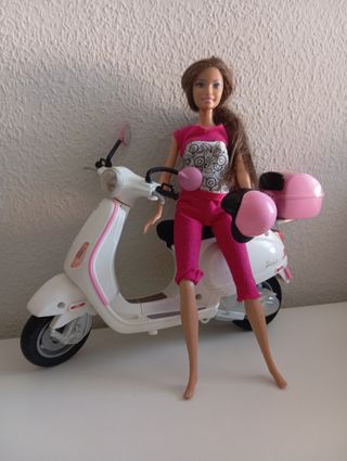 Muñeca Barbie con moto Vespa.