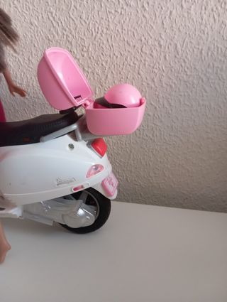 Muñeca Barbie con moto Vespa.
