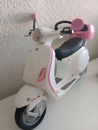 Muñeca Barbie con moto Vespa.