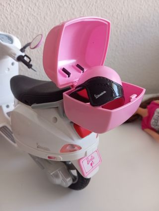 Muñeca Barbie con moto Vespa.