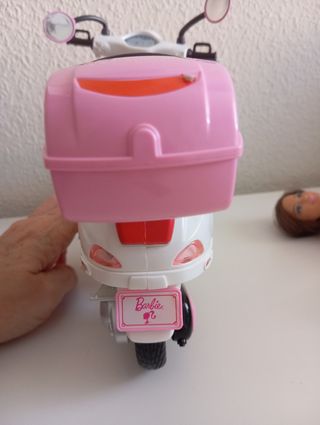 Muñeca Barbie con moto Vespa.