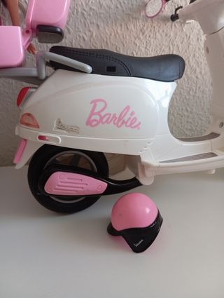 Muñeca Barbie con moto Vespa.