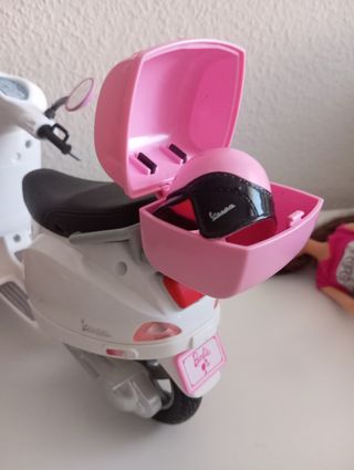 Muñeca Barbie con moto Vespa.