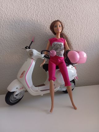 Muñeca Barbie con moto Vespa.
