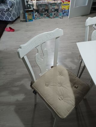 Comedor con 6 sillas blancas y mesa