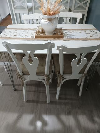 Comedor con 6 sillas blancas y mesa