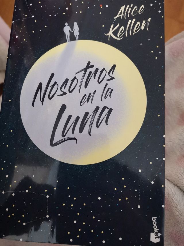 Nosotros en la luna: El libro más vendido del año en edición de bolsillo