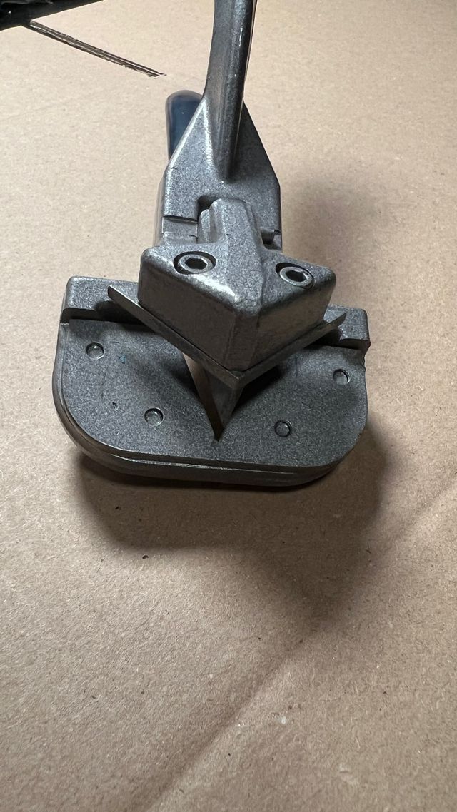 Pinza scantonatrice per lamiere