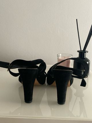 Tacones negros de ante