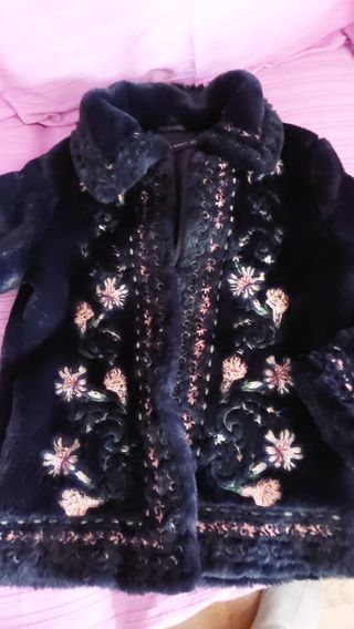 Abrigo pelo bordado Zara