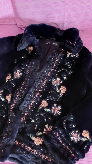 Abrigo pelo bordado Zara