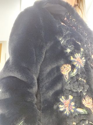 Abrigo pelo bordado Zara