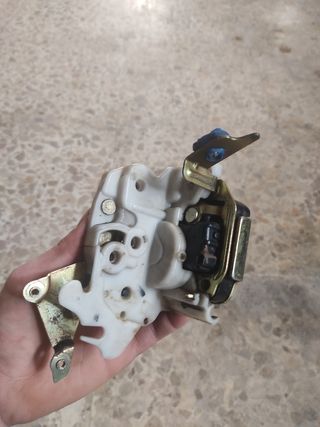 Cerradura porton trasero  Nissan Terrano
