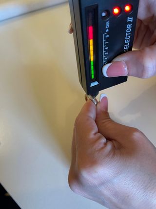 ANILLO DE ORO 18 QUILATES Y SIETE BRILLANTES.