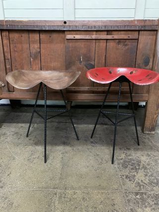 Taburetes artesanales con asiento tipo tractor