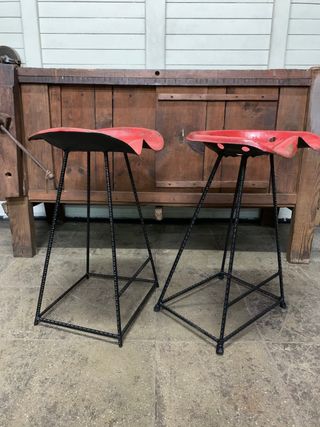 Taburetes artesanales con asiento tipo tractor