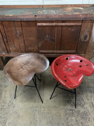 Taburetes artesanales con asiento tipo tractor