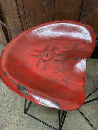 Taburetes artesanales con asiento tipo tractor