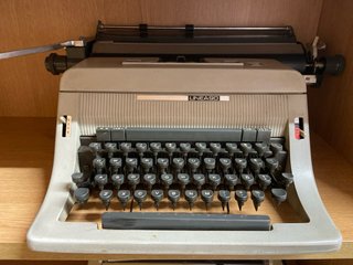 Máquina de escribir OLIVETTI