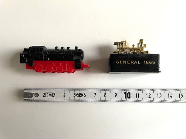 Dos sacapuntas con LOCOMOTORA VAPOR