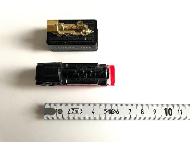 Dos sacapuntas con LOCOMOTORA VAPOR