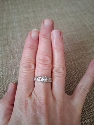 ANILLO CON PIEDRA CENTRAL