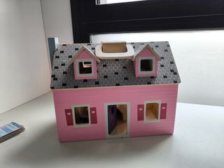 Casa de muñecas de madera