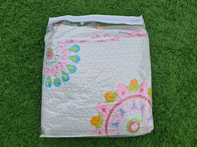 Colcha con 2 cojines