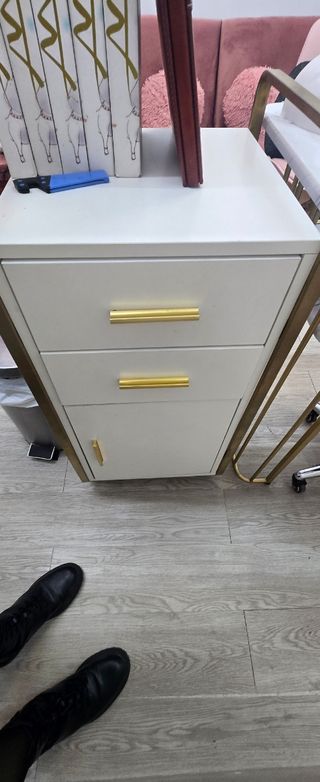 Mesa y carrito auxiliar de manicura moderna