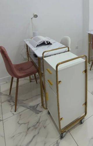 Mesa y carrito auxiliar de manicura moderna