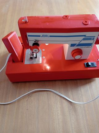 Maquina de coser para niña antigua