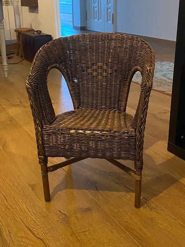 Silla de ratán pequeña