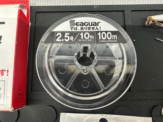 Lote señuelos de pesca y fluorocarbono seaguar