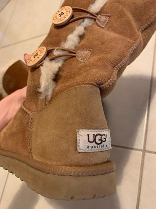 Ugg con bottoni