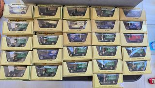 Pacco di vecchi giocattoli di auto