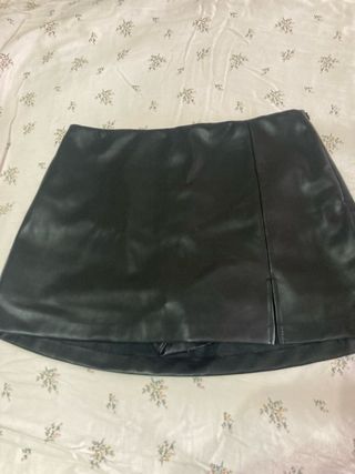 Falda pantalon mini stradivarius talla L negra 