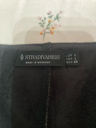 Falda pantalon mini stradivarius talla L negra 
