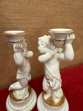Antigua pareja de ángeles candeleros en biscuit.