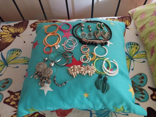 Surtido de bisutería variada. Varios.