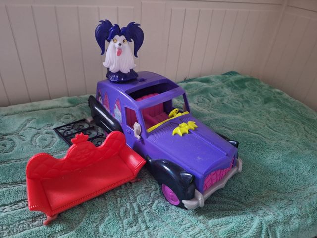 Castillo y coche vampirina