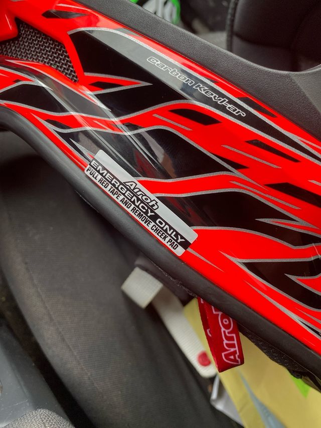 Casco descenso airoh carbon kevlar