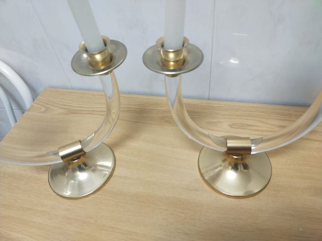 Candelabros de metacrilato  dorados.