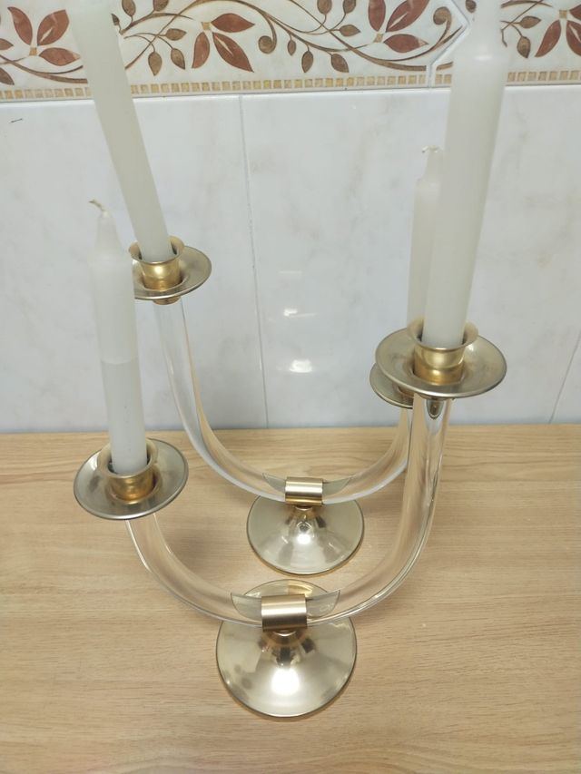Candelabros de metacrilato  dorados.