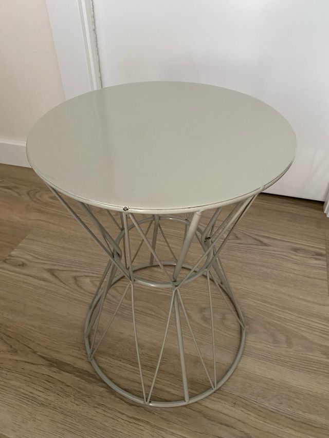 Mesa auxiliar gris claro