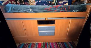 Letto matrimoniale estraibile con armadi e tavoli allungabili