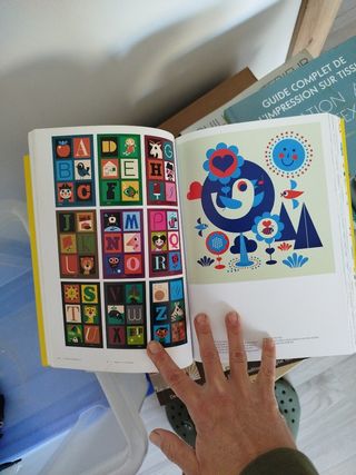 Libro sobre diseño textil en inglés