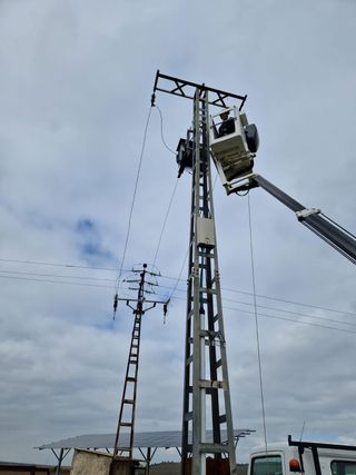 Instaladores electricistas.