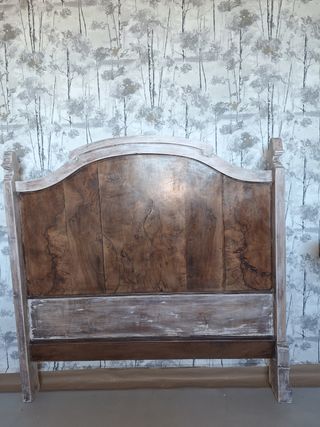 Cabecero antiguo de madera restaurado