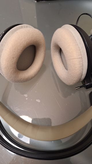 Cascos inalámbricos para cargar en su base.