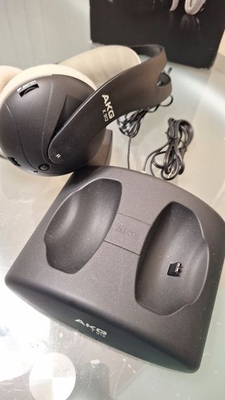 Cascos inalámbricos para cargar en su base.